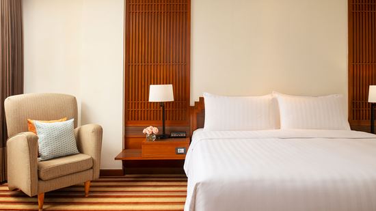 Deluxe King - Bed and Armchair